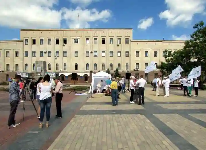 У Кіровограді з десяток членів нової партії мітингували проти тарифів на воду (ФОТО) фото 1